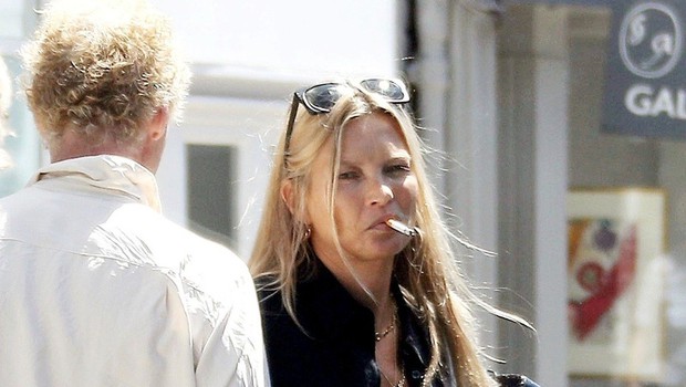 Kate Moss se ne more odpovedati cigaretom (foto: Profimedia)