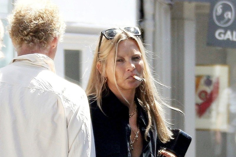 Kate Moss se ne more odpovedati cigaretom (foto: Profimedia)