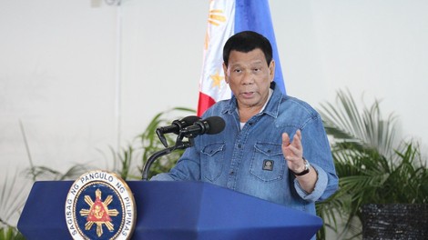Filipinski predsednik Boga označil za neumnega in za 'dialog' z njim oblikoval posebno komisijo!
