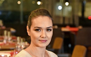 Alenka Košir pokazala, kje najraje preživlja večere in kdo ji dela družbo na kavču