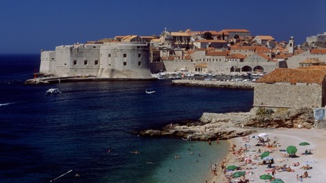 Na Hrvaškem julija manj prihodov in nočitev turistov