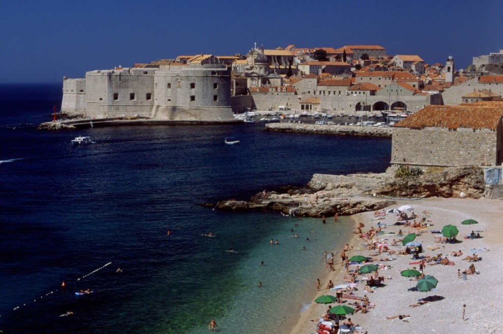 Pri Dubrovniku ukradli mestni avtobus in povzročili prometno nesrečo (foto: Profimedia)