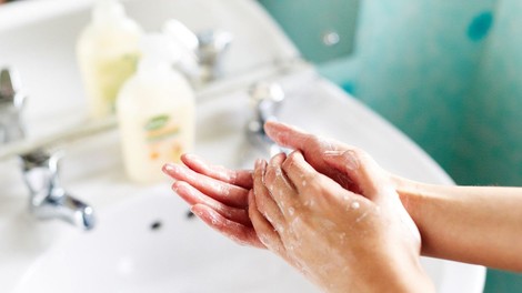 Nova študija pravi, da si večinoma vsi roke umivamo nepravilno