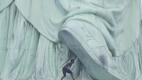 Priseljenka na dan neodvisnosti protestno splezala na Kip svobode