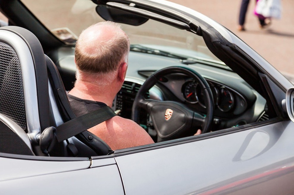 K nakupu novega porscheja moške sili testosteron in z njim potencialna nova ljubica! (foto: profimedia)