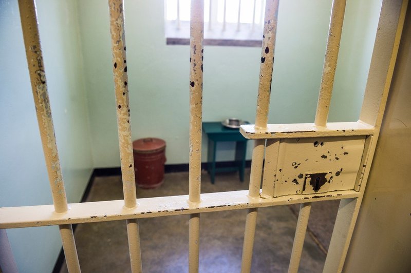 Kdo je pripravljen za noč v zaporniški celici Mandele odšteti tudi do 300.000 dolarjev? (foto: profimedia)