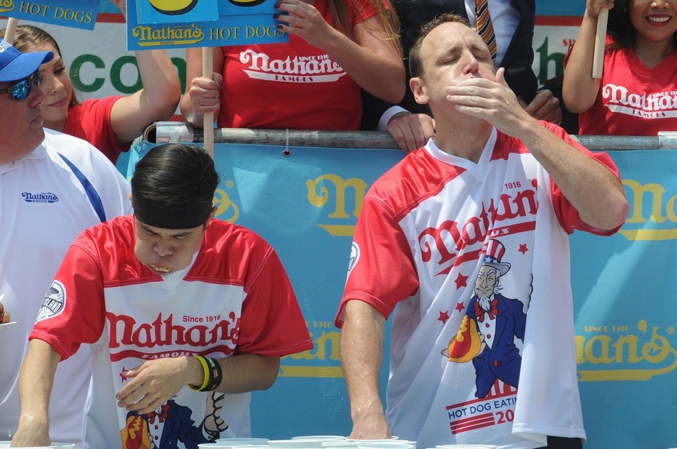 Spoznajte rekorderja, ki je v 10 minutah pojedel kar 74 hot dogov (foto: Profimedia)