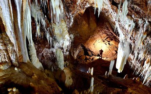 V jami pri Sežani reševalci že prišli do italijanskega jamarja!