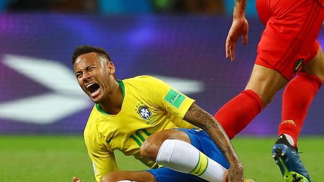 Neymarjeva similuranja poškodb vzpodbudila domišljijo ljubiteljev nogometa