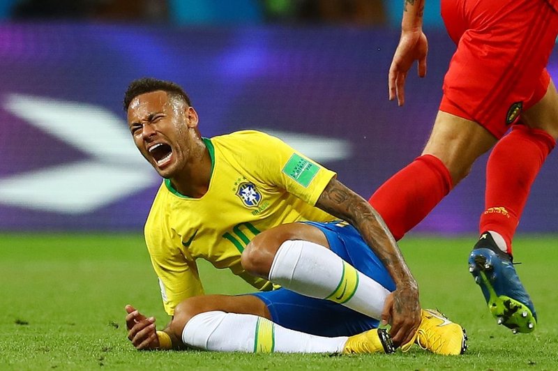 Neymarjeva similuranja poškodb vzpodbudila domišljijo ljubiteljev nogometa (foto: profimedia)