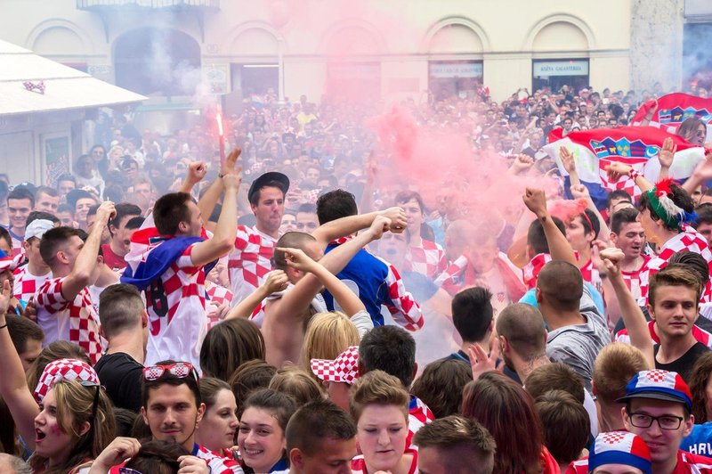 Hrvaški navijači na Dunaju nespodobno proslavljali zmago proti Rusom (foto: profimedia)