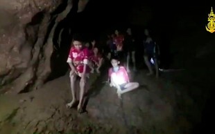 Reševalna akcija dečkov v tajski jami: "Učitelj dečkov je junak!"