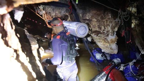 Zahtevno reševanje tajskih dečkov iz poplavljene jame!