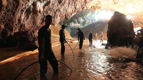 Reševanje tajskih dečkov iz poplavljene jame: 4 dečki rešeni, ostale bodo reševali v ponedeljek!