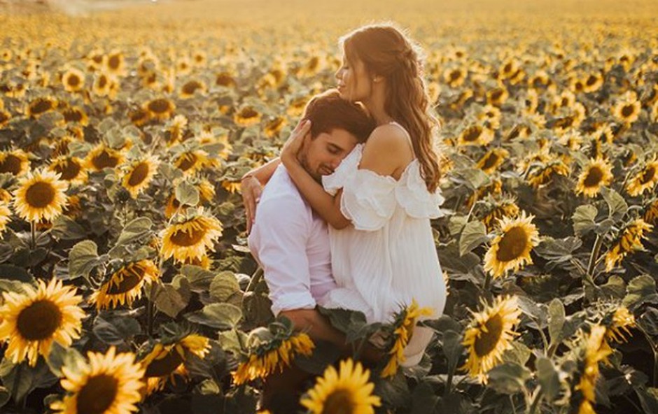 sunflower field photoshoot ideas couple