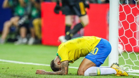 Brazilske nogometaše jezni navijači niso obmetavali s kamenjem in sadjem! Očitno je šlo za lažni posnetek!