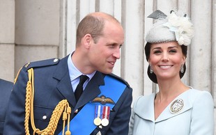 Princ William sredi uradne slovesnosti planil v smeh