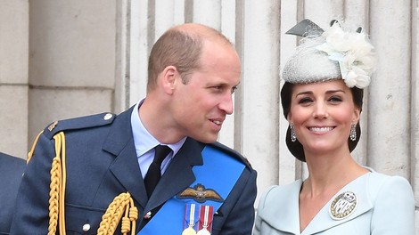 Princ William sredi uradne slovesnosti planil v smeh