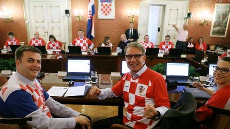 Hrvaški ministri na vladni seji v dresih hrvaške reprezentance