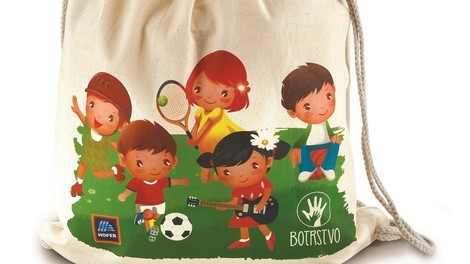Iniciativa Danes za jutri z vrečko in stekleničko za pomoč otrokom projekta Botrstvo