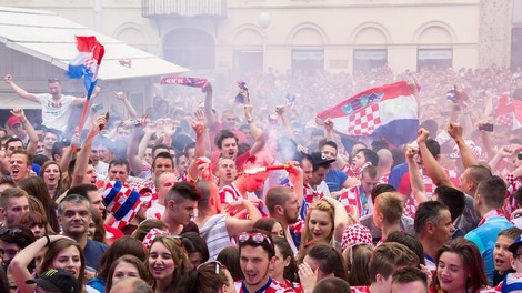 VIDEO: Hrvaški reprezentanti so se po tekmi veselili skupaj z znanim hrvaškim pevcem!