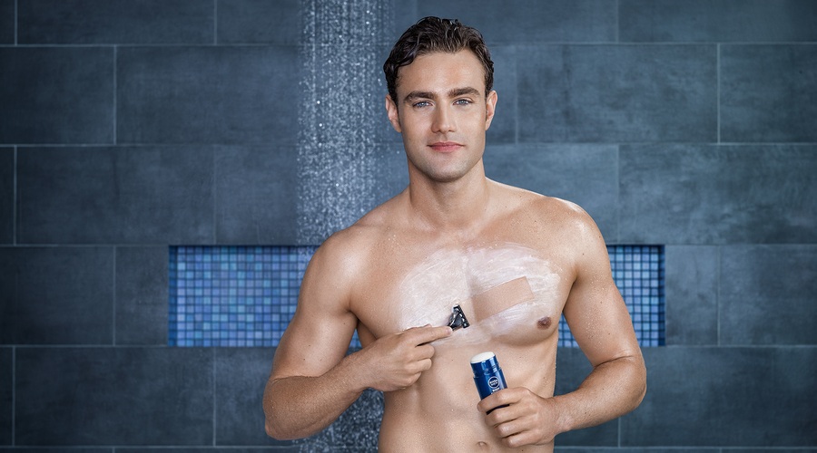 Obračajte poglede na plaži: s pomočjo linije za britje telesa NIVEA MEN (foto: Nivea Press)