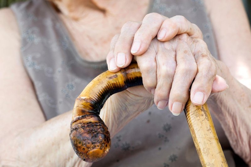 103-letna Nemka s palico pregnala tatove iz stanovanja (foto: profimedia)