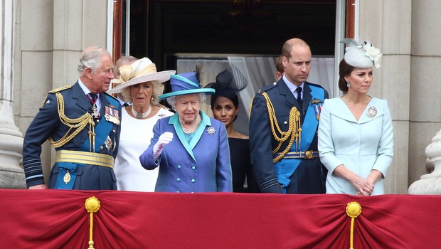 Poglejte si, kako je princ William na balkonu nežno odrinil Kate Middleton (foto: Profimedia)