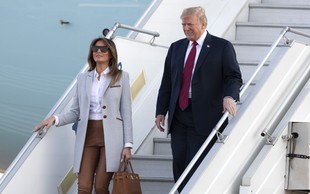 Melania Trump v Helsinkih raje nosila torbico kot držala roko Donalda Trumpa