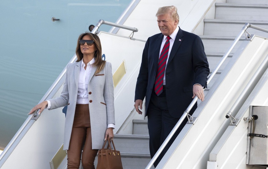 Melania Trump v Helsinkih raje nosila torbico kot držala roko Donalda Trumpa (foto: Profimedia)