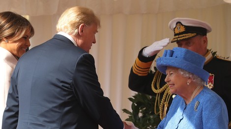 Kaj je Elizabeta II. z broškami želela sporočiti Donaldu Trumpu?
