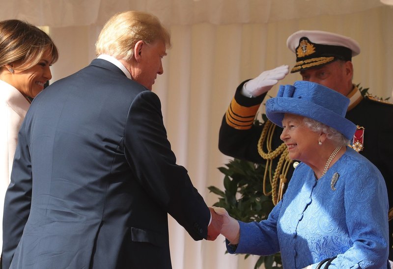 Kaj je Elizabeta II. z broškami želela sporočiti Donaldu Trumpu? (foto: Profimedia)