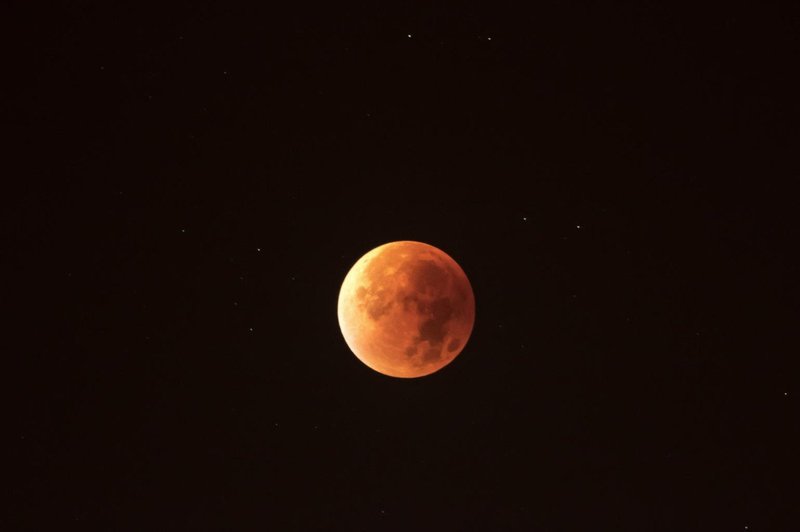V petek zvečer bomo lahko opazovali popolni Lunin mrk, ki bo tudi najdaljši v tem stoletju! (foto: profimedia)
