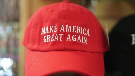 Karma na delu: Trumpove carine ovirajo uvoz njegovih kap in majic s Kitajske!