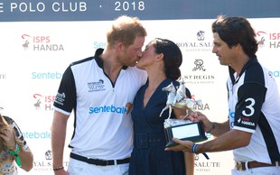 Meghan Markle in princ Harry sta se na polo tekmi strastno poljubila