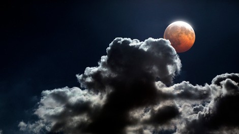 Po vsem svetu so bile oči uprte v nebo k bakreno rdeči Luni