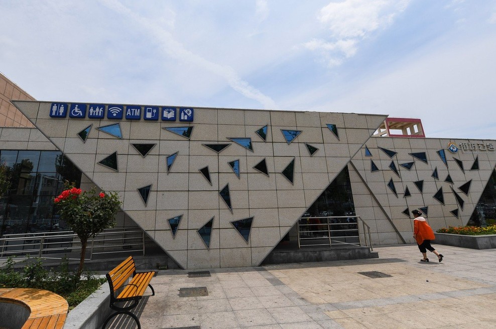 Namesto da bi navdušil, je nebotičnik s slapom postal tarča posmeha (foto: profimedia)