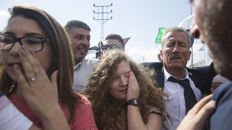 Palestinska najstnica Ahed Tamimi, ki je decembra primazala zaušnico izraelskemu vojaku, na prostosti
