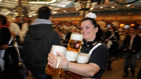 Pivo bo na letošnjem Oktoberfestu dražje zaradi okrepljene varnosti