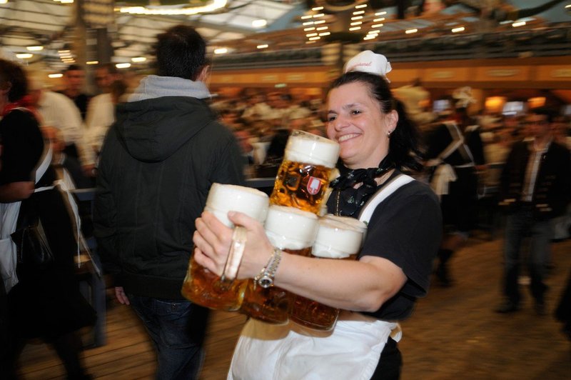Pivo bo na letošnjem Oktoberfestu dražje zaradi okrepljene varnosti (foto: profimedia)