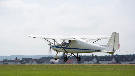 Pilot manjšega motornega letala strmoglavil na Bovškem: pilot nesreče ni preživel