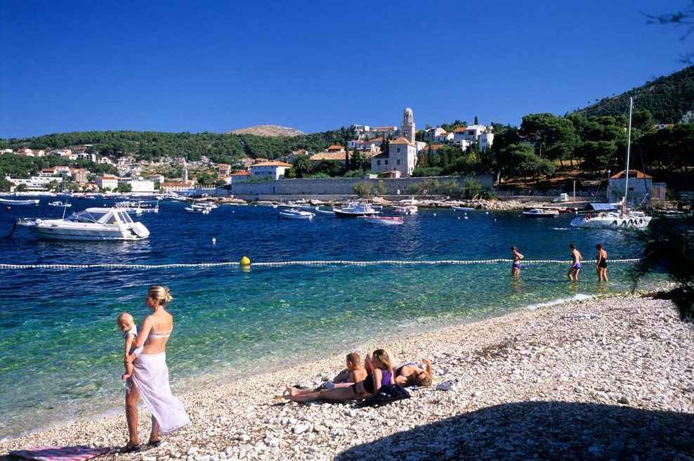 Na Hvaru vam hrano na oddaljeno plažo dostavijo s čolnom (foto: profimedia)