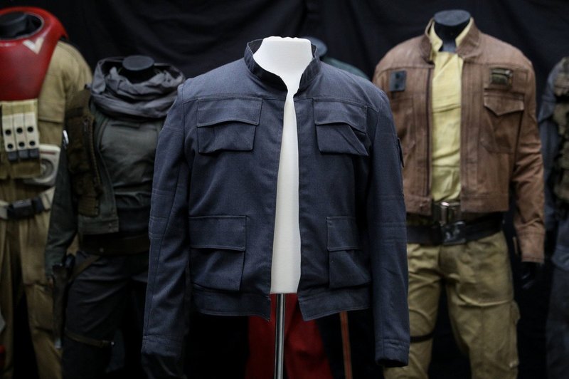 Za jakno Hana Sola bi na londonski dražbi lahko iztržili tudi do milijon funtov (foto: profimedia)