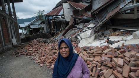 Po enem tednu je priljubljeni indonezijski otok Lombok stresel nov, še močnejši potres