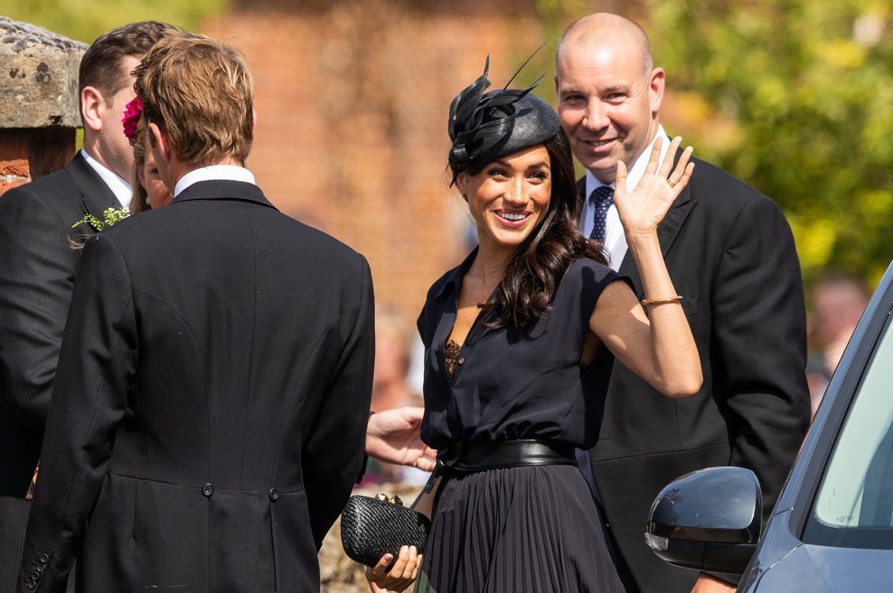 Meghan Markle v trenutku nepazljivosti pokazala črn čipkast modrček (foto: Profimedia)