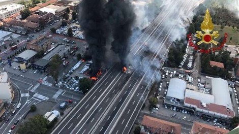 Zaradi hude nesreče je promet v Bologni ohromljen, ob eksploziji se je zrušil nadvoz, 2 žrtvi, 60 poškodovanih