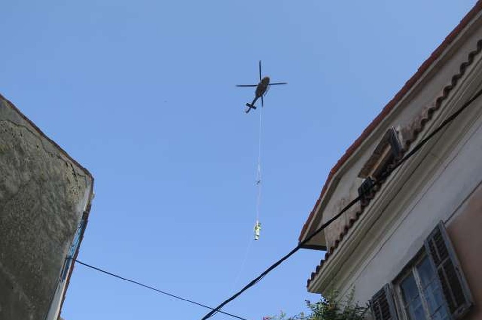 Kip nadangela Mihaela uspešno spustili z zvonika (foto: STA)