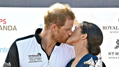 Meghan ga spodbuja in poljublja princa Harryja