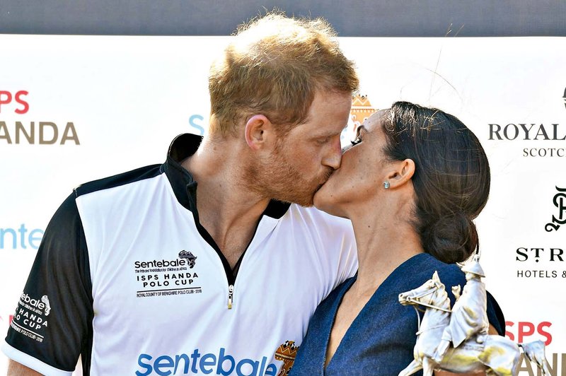 Meghan ga spodbuja in poljublja princa Harryja (foto: Profimedia)