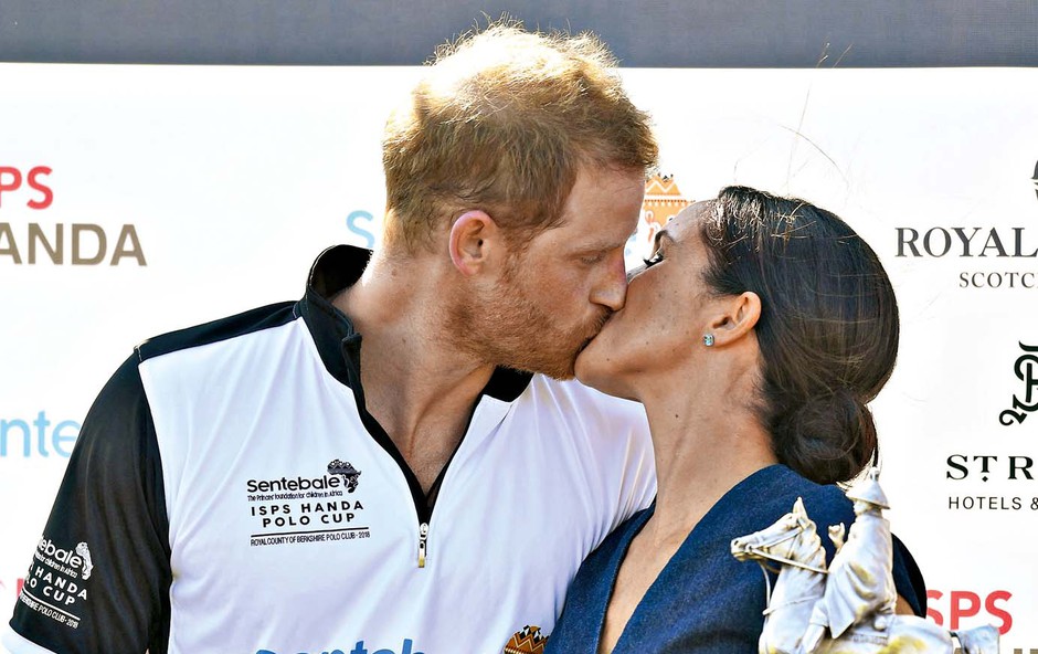 Meghan ga spodbuja in poljublja princa Harryja (foto: Profimedia)